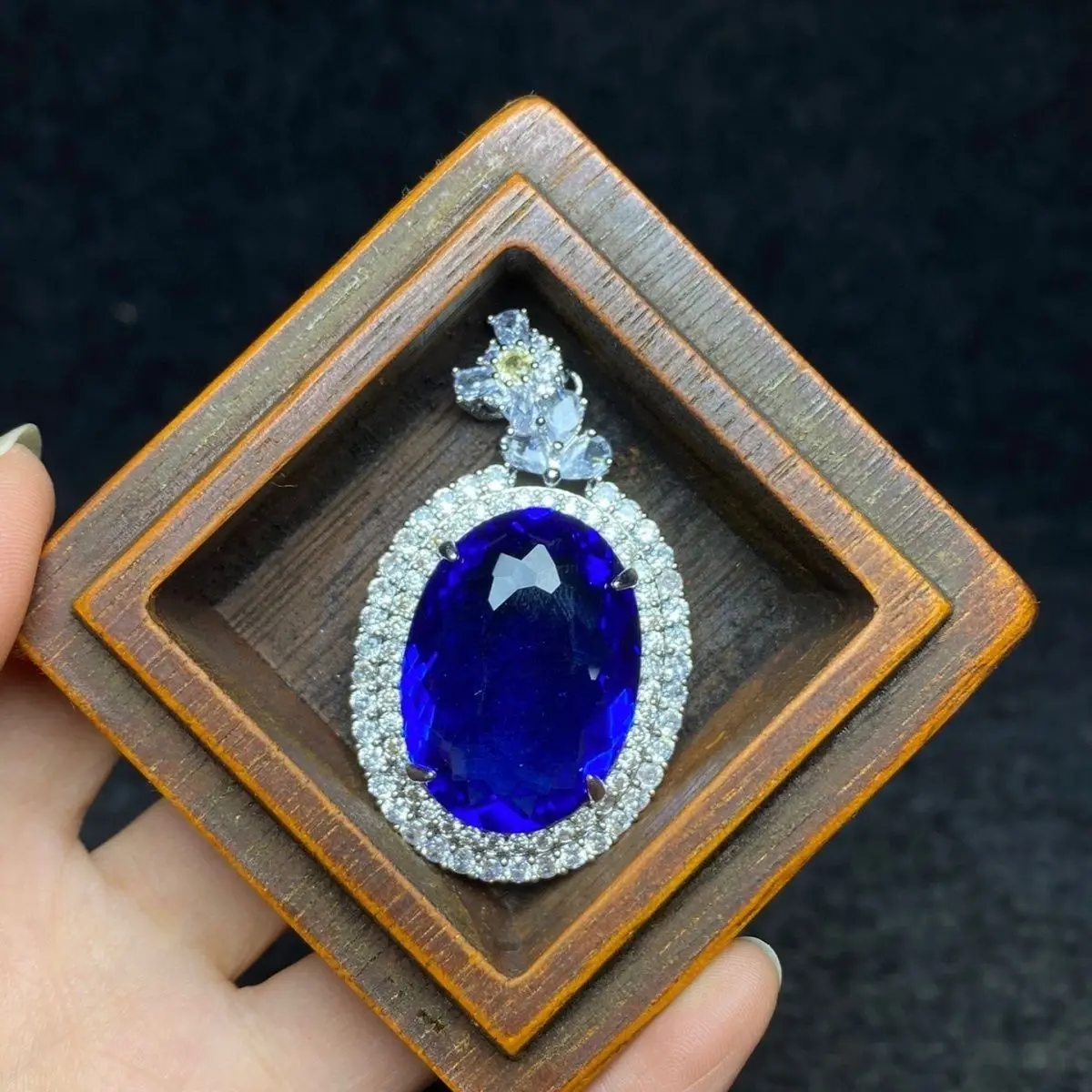 Rosewood inlaid jade jewelry box with gemstone pendant jewelry box Length, width and height 6.8/6 8/4.7 cm