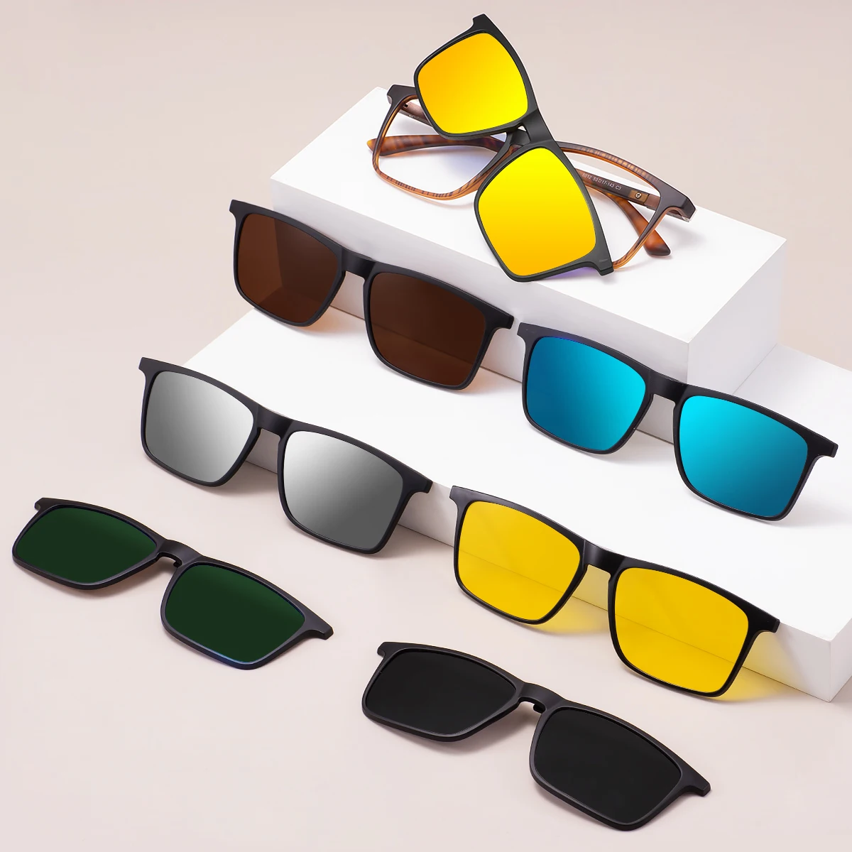 Quadratischer Vollrand-Brillenrahmen für Männer und Frauen, polarisierte Clip-on-Sonnenbrille mit bunten Clip-Ons für verschreibungspflichtige Gläser