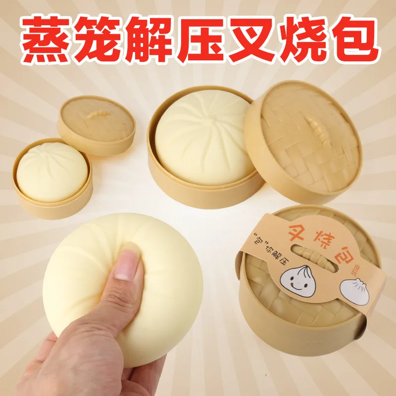 Simuliertes Char Siu Bao Stressabbau-Spielzeug in einer Überraschungsbox. Dieses Entspannungsspielzeug hilft Ihnen, Ihre Emotionen abzulasten. Der weiche und elastische Char Siu Bao und der Xiao Long Bao eignen sich hervorragend zur Stresslinderung und können als Überraschungsgeschenk in der Überraschungsbox sein.