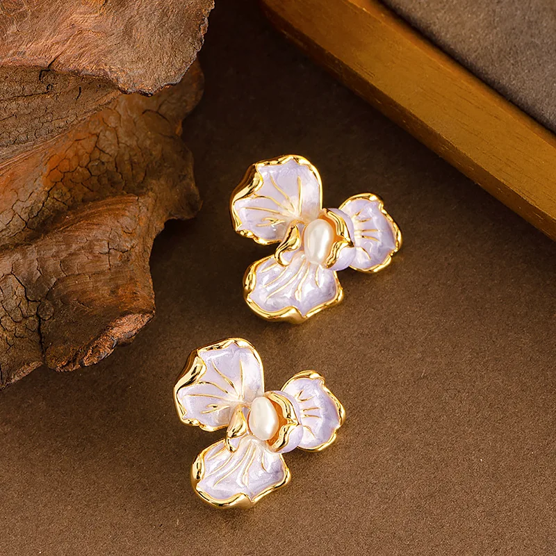 

Fashionable, fresh and elegant enamel dripping flower pearl earrings light luxury temperament high-end commuter earrings