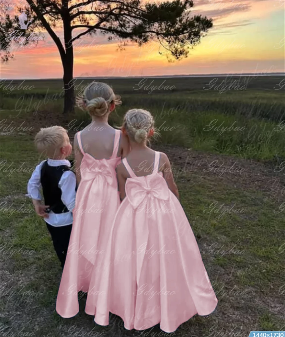 カスタムクラシック美しいホワイトサテンノースリーブフラワーガールドレス、結婚式、子供の公式イベント、誕生日、プロムドレス、リボン付き