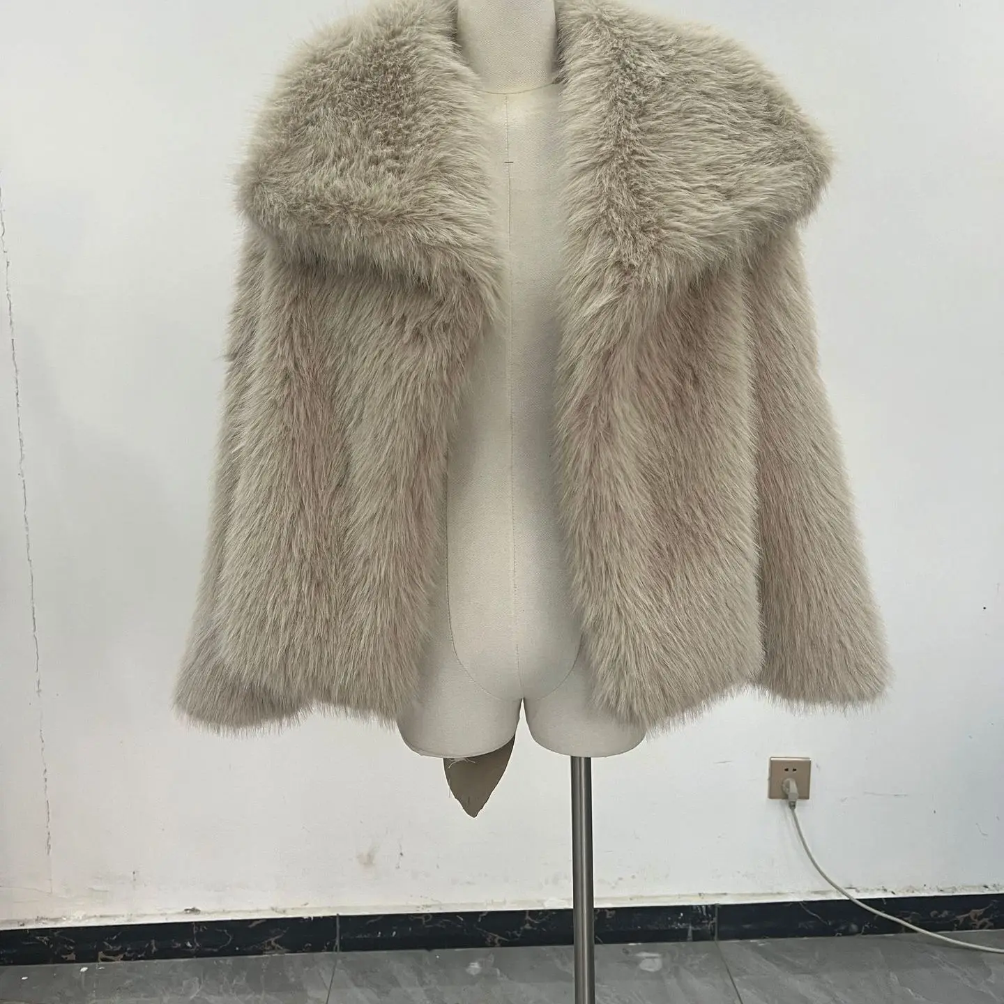 معطف فرو بلو ملون بياقة كبيرة للنساء شتوي Jaet مقاس ort بالإضافة إلى العلامة التجارية الصينية الأوروبية Sle طويل Sve ort Le...