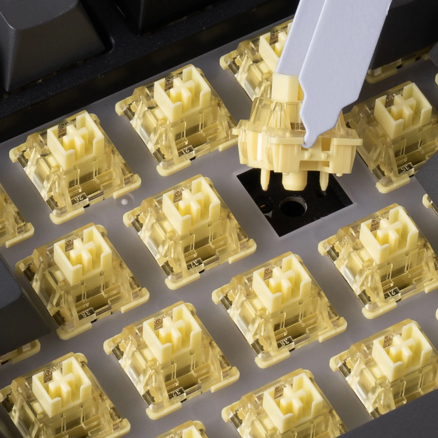 AKKO 5087S لوحة مفاتيح ميكانيكية للألعاب بتصميم ISO-DE باللونين الأسود والذهبي N-Key Rollover TKL RGB لوحات مفاتيح سلكية مخصصة قابلة للتبديل السريع