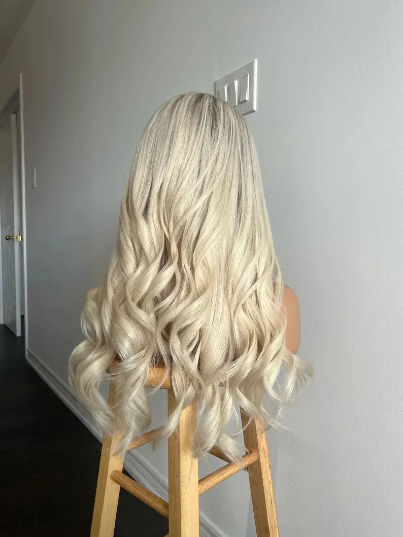 Peluca con malla frontal rubia clara con raíces oscuras 13x4 peluca sintética prearrancada de onda larga suelta sin pegamento de aspecto Natural para uso diario