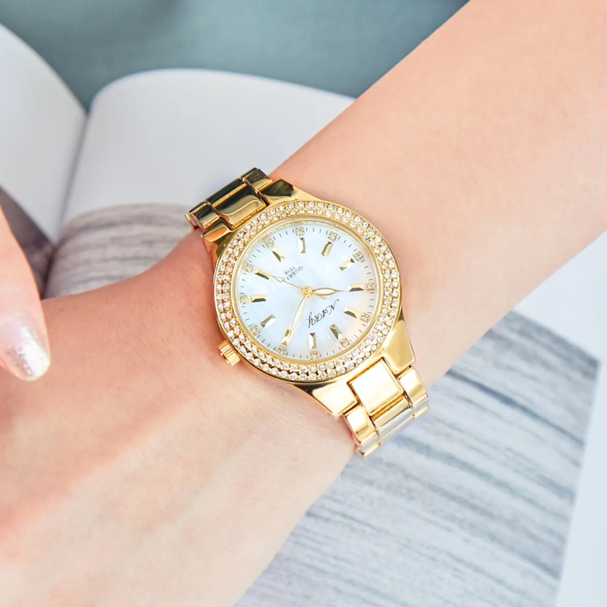 Montre à quartz imperméable à l'eau d'argent en acier inoxydable Montre élégante décontractée Goldn pour femmes