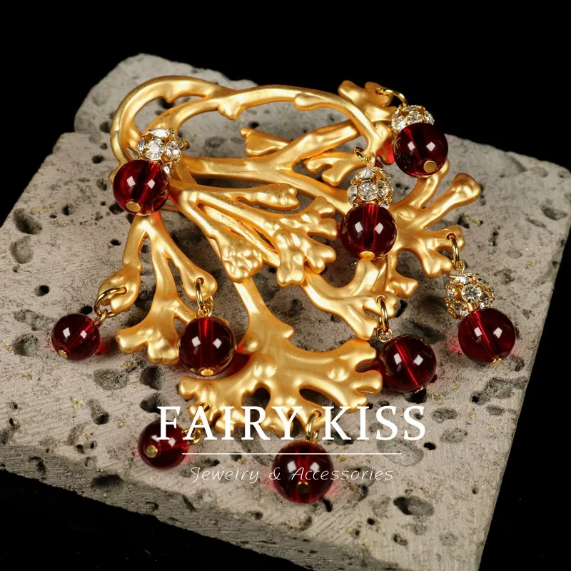 spilla-medievale-placcata-in-oro-con-pendente-a-forma-di-pianta-e-diamante-smaltata-in-rosso-ornamenti-per-spille