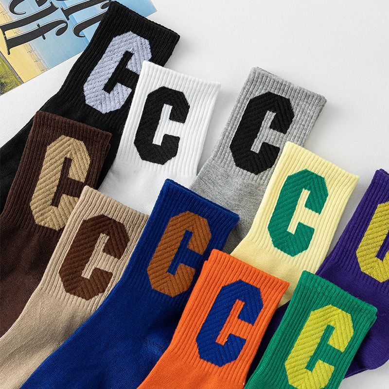 5 Pairs of WOMEN\'S High Socks Made of Cotton with Medium to Long Sleeves, Soft and Breathable. Autumn and Winter Colored Letters