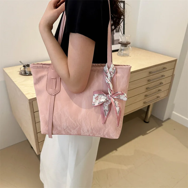 

Полиэстеровая водонепроницаемая однотонная сумка-шарф из шелка, украшенная персонализированным дизайном, вместительная женская сумка-тоут на одно плечо