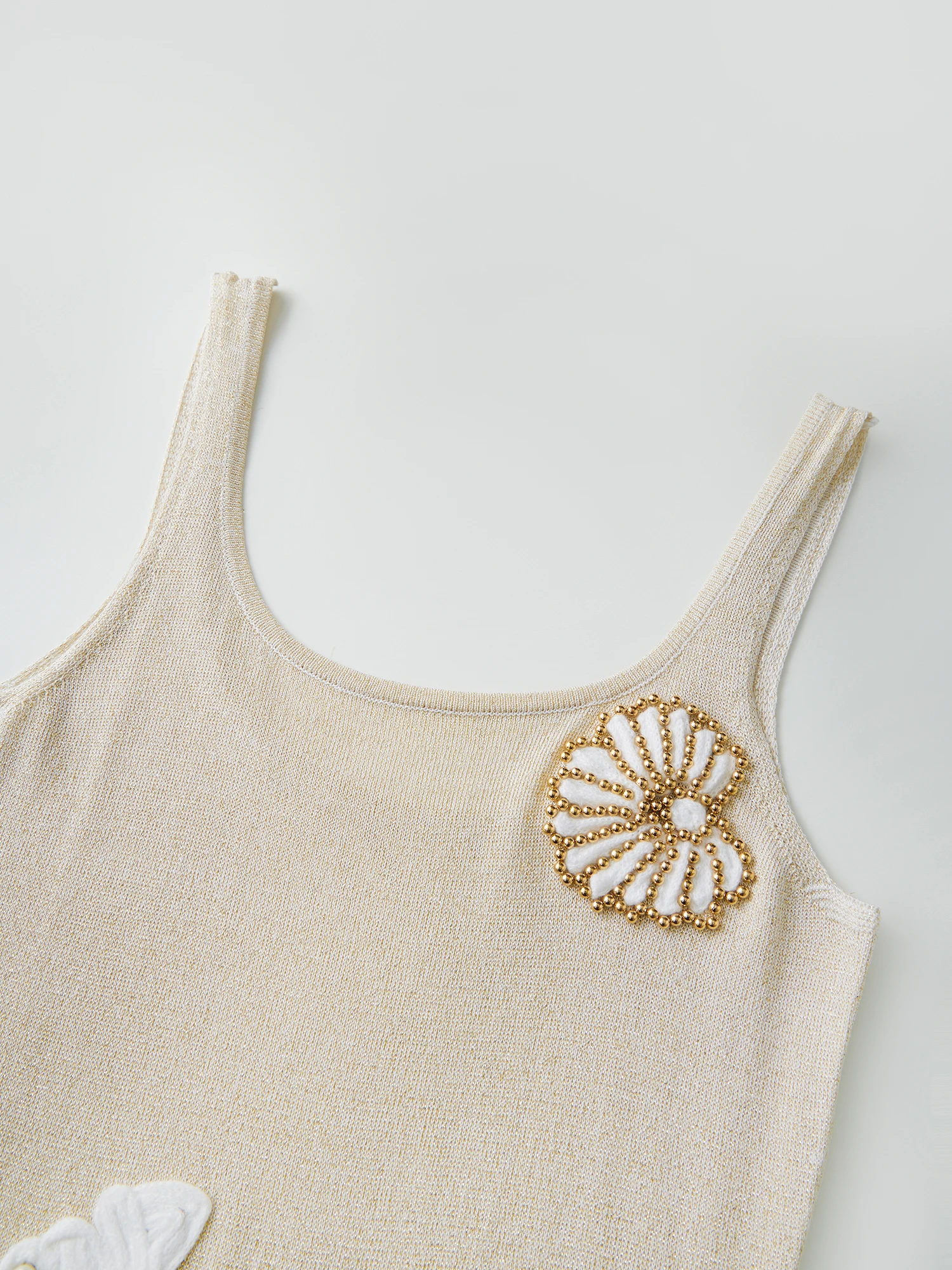 女性のかぎ針編みノースリーブマキシドレス、花柄刺繍ディテール付き、ボヘミアンシックなビーチウェディングパーティーや休暇着用に最適