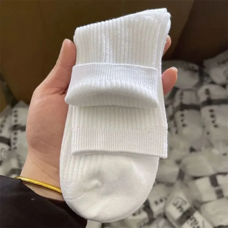 1/5 pares de calcetines de algodón de tubo medio calcetines deportivos clásicos transpirables de Color sólido calcetines Unisex versátiles antiolor que absorben el sudor