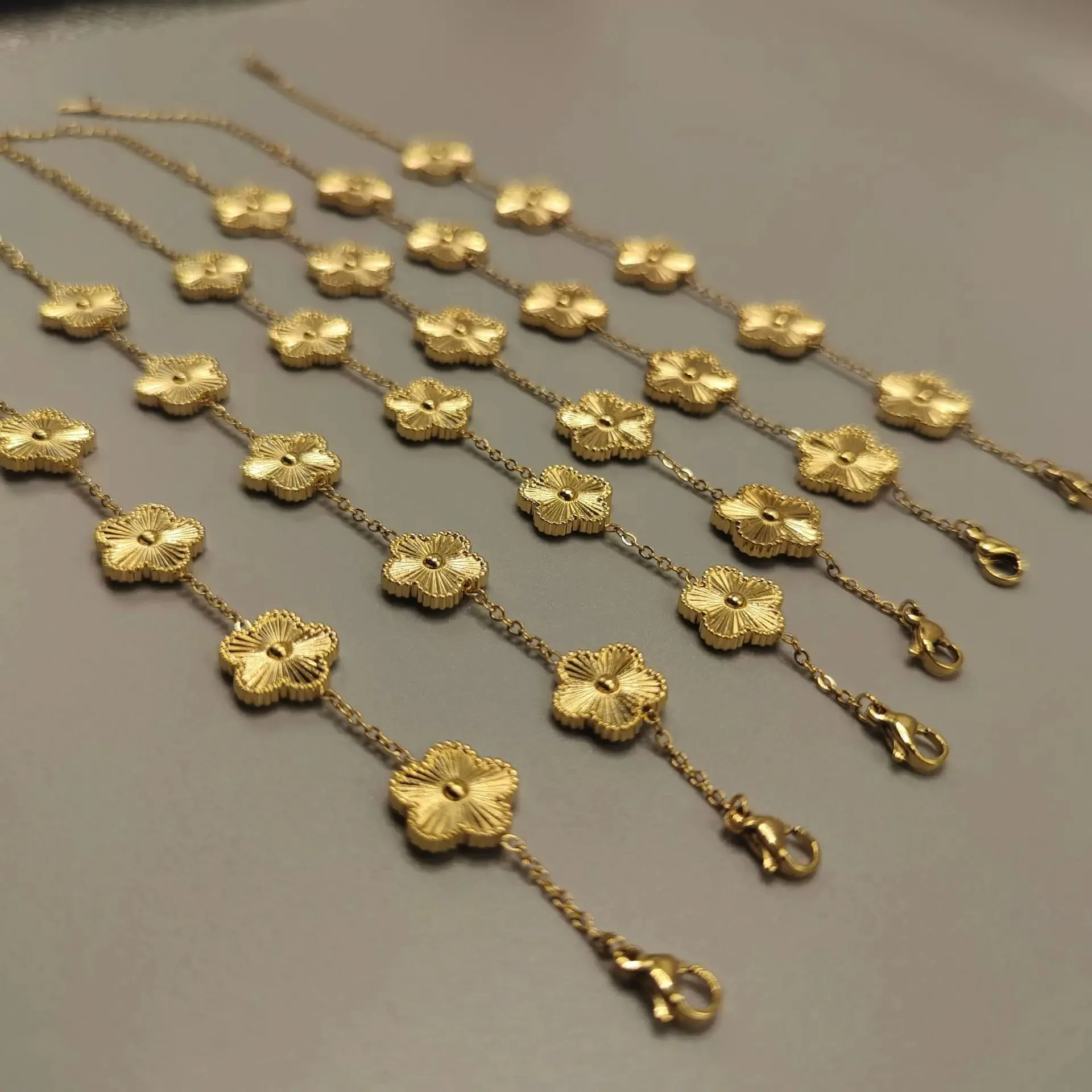 Pulsera ajustable de cinco hojas de acero inoxidable con flor de ciruelo botánico, Simple para mujer y niña, joyería para fiesta y boda, trébol