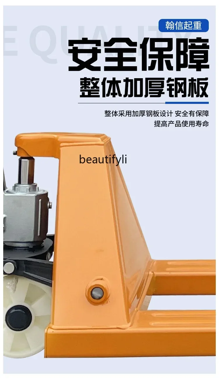 Un carrello elevatore manuale, un camion idraulico per bovini a terra, un piccolo rimorchio a spinta manuale