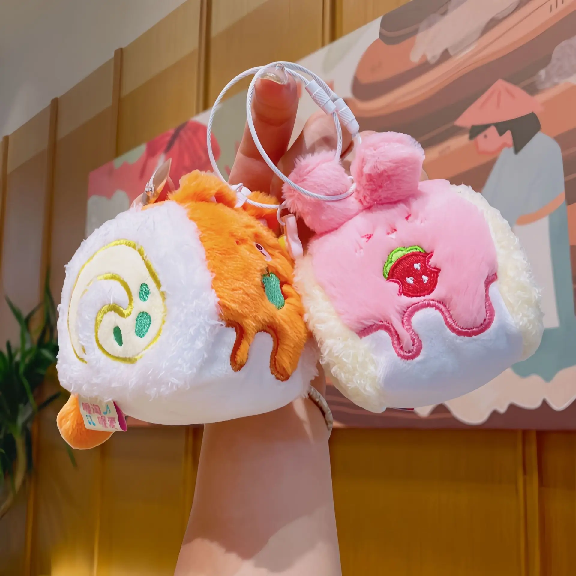 クリエイティブなスイスロールケーキキーホルダーぬいぐるみペンダントかわいい日本のケーキぬいぐるみバックパックデコレーションキーホルダー誕生日プレゼント