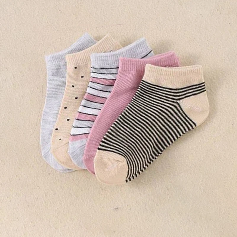 10 Paar bunte Knöchelsocken für Kinder – weiche und bequeme Socken für Jungen und Mädchen, mit Streifen- und Herzmustern. – Detail 4