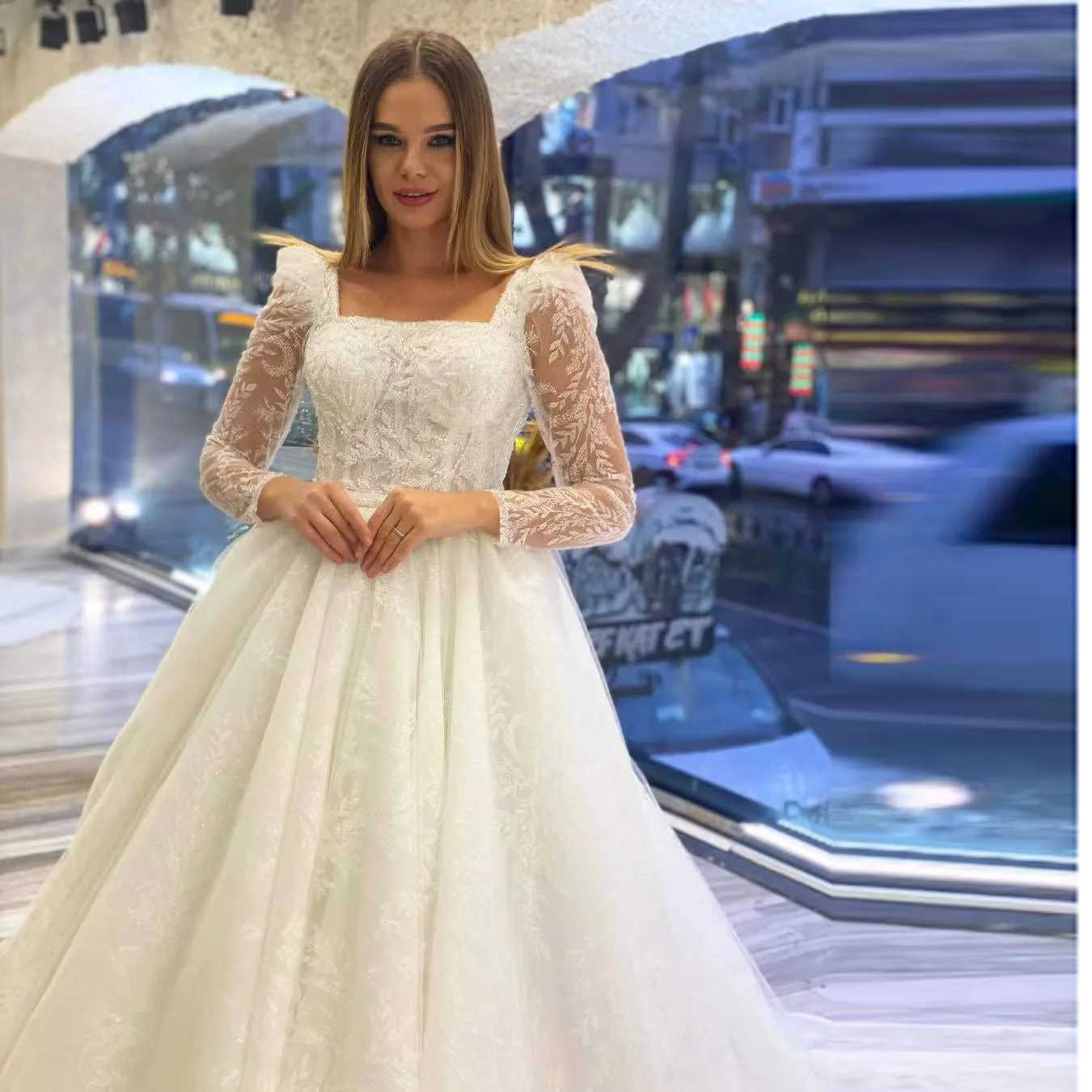 Gaun Pengantin Mewah dengan Manik-manik Kerah Persegi Lengan Panjang Applique Court Train Gaun Pengantin Pesta Formal Robe De Mariee