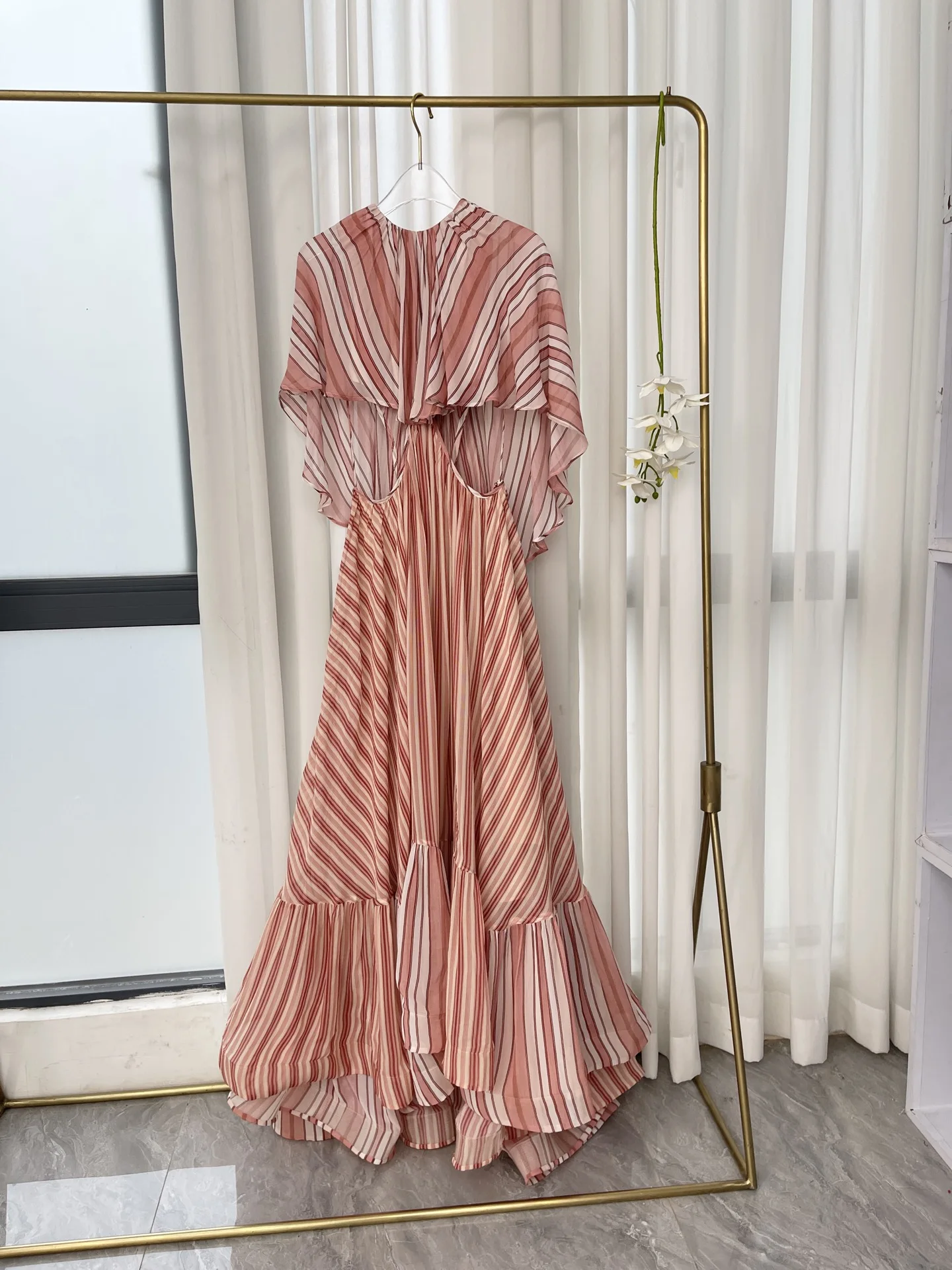 Rot gestreiftes, langärmliges, gerüschtes Taillen-Maxikleid mit ausgehöhlten Schultern und geschnittenem Cape-Stil-Overlay im Meerjungfrau-Stil