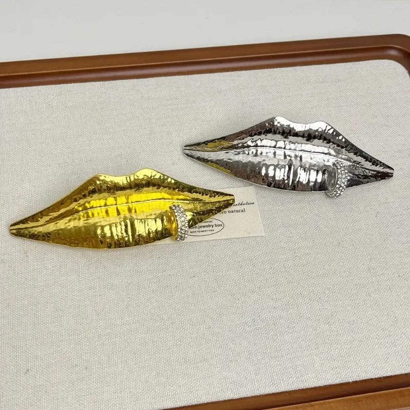 Fashion Jewelry European and American Design Lip Shaped Brooch For Women Party Gifts Exaggerative Accessories 2024 Trend New