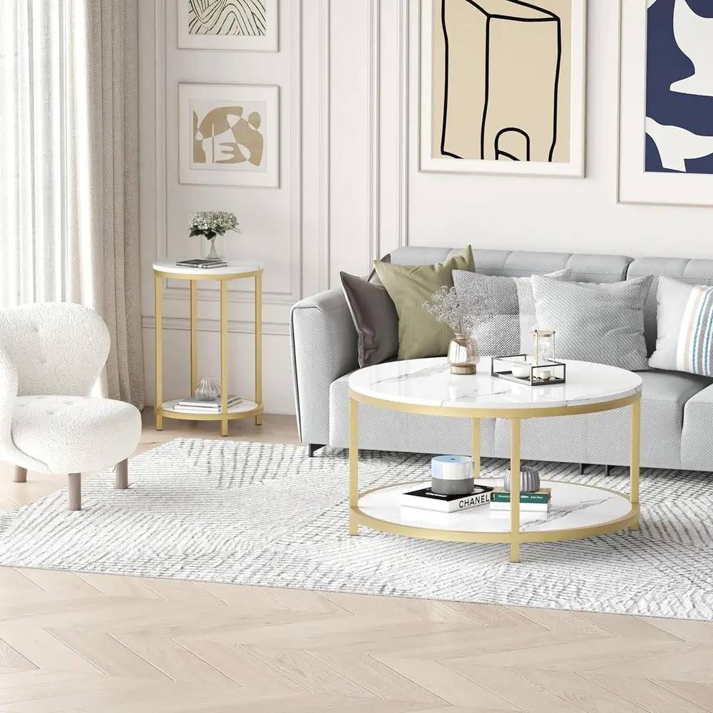 طاولة قهوة مستديرة حديثة من الرخام الأبيض مع إطار معدني ذهبي ورف تخزين لغرفة المعيشة