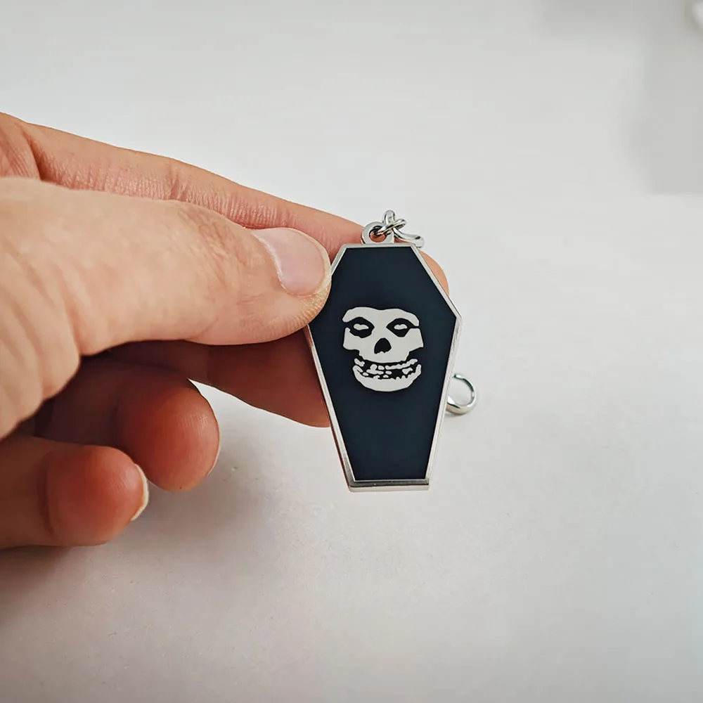 Wir sind 138 Sargförmige Doppelseitige Emaille-Schlüsselanhänger, Misfits Totenkopf-Anhänger, Punk-Rock-Horror-Fans Taschenanhänger, Schmuckgeschenk – Detail 11
