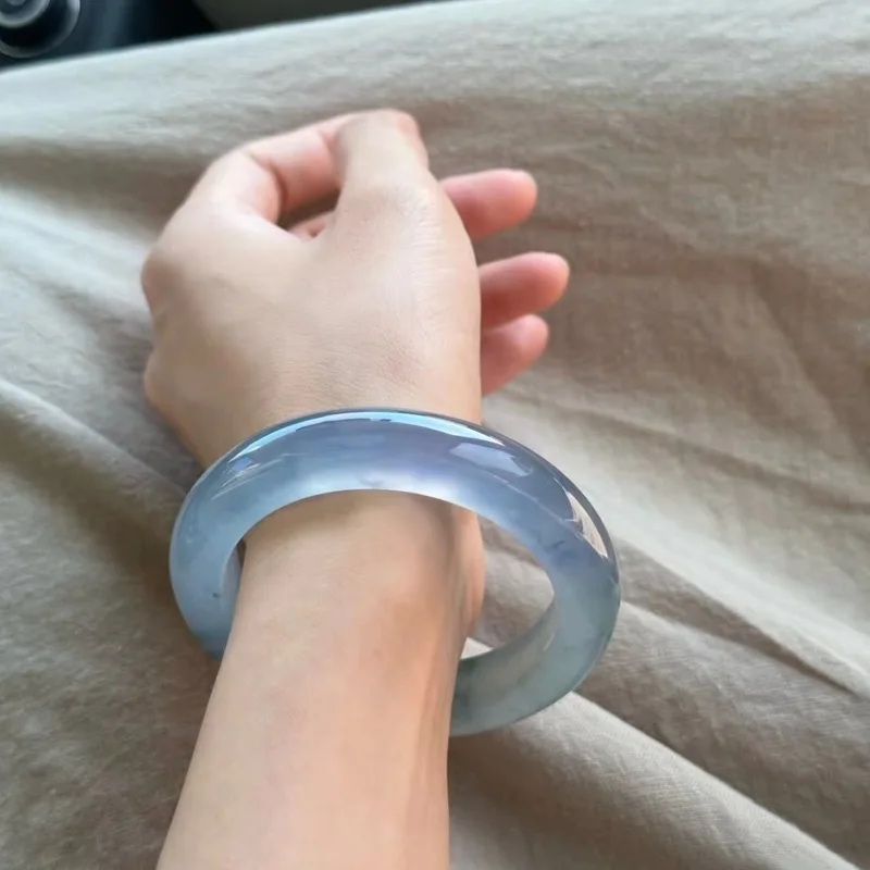 Bracelet en jadéite de Birmanie, qualité glace, violet-bleu avec inclusions vertes, cercle complet