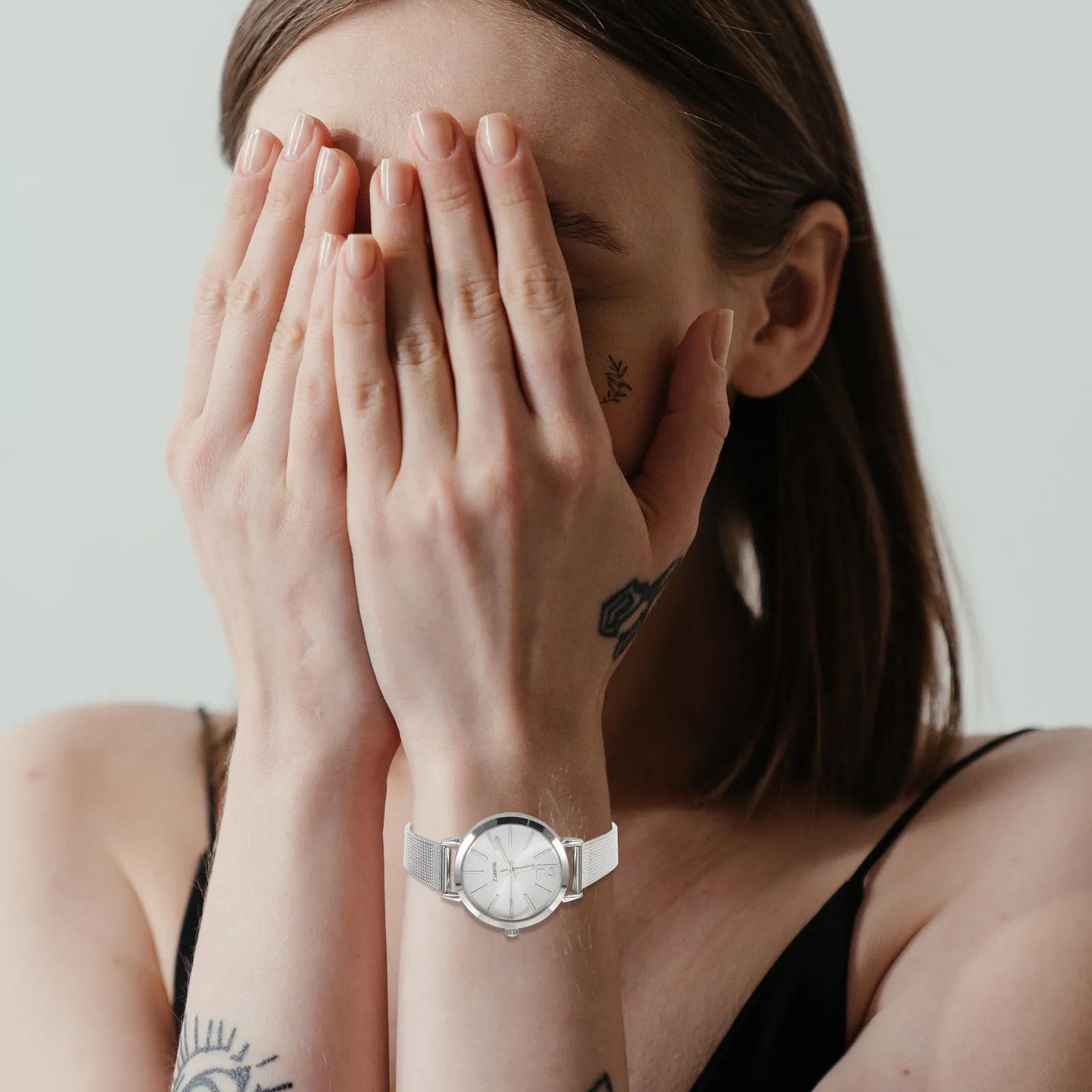 

Женские кварцевые часы, серебристо-белый корпус из сплава с сетчатым ремешком, модный браслет, наручные часы для подарка на день рождения, День святого Валентина, Рождество