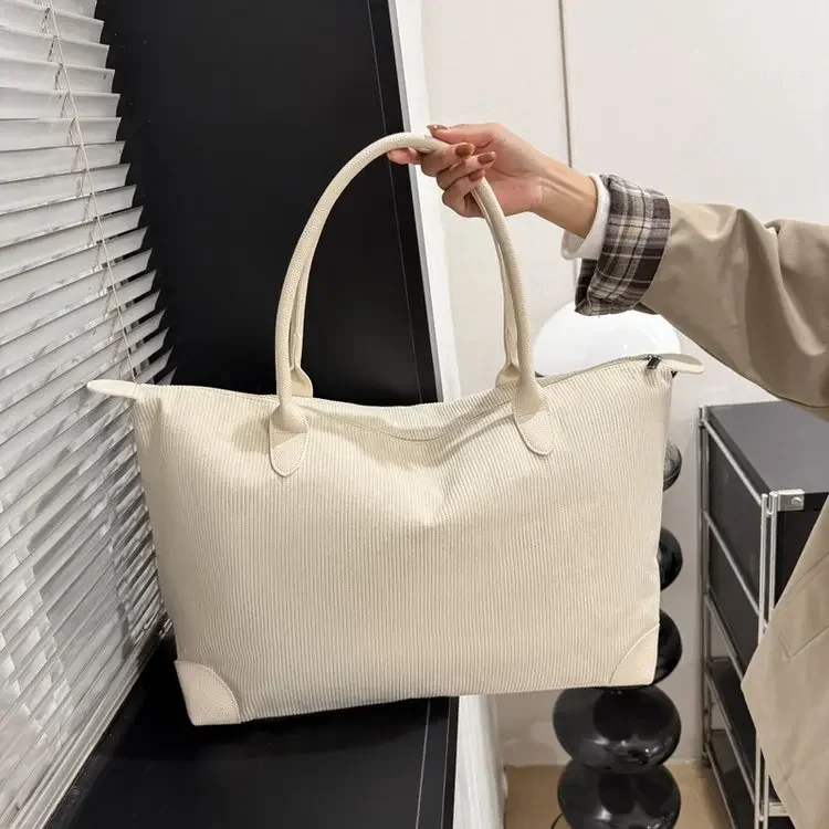 

2025 Winter New 2450 Nylon Cloth Fashion Trend Women's Simple Light Luxury Casual Versatile Lightweight Shoulder Bag