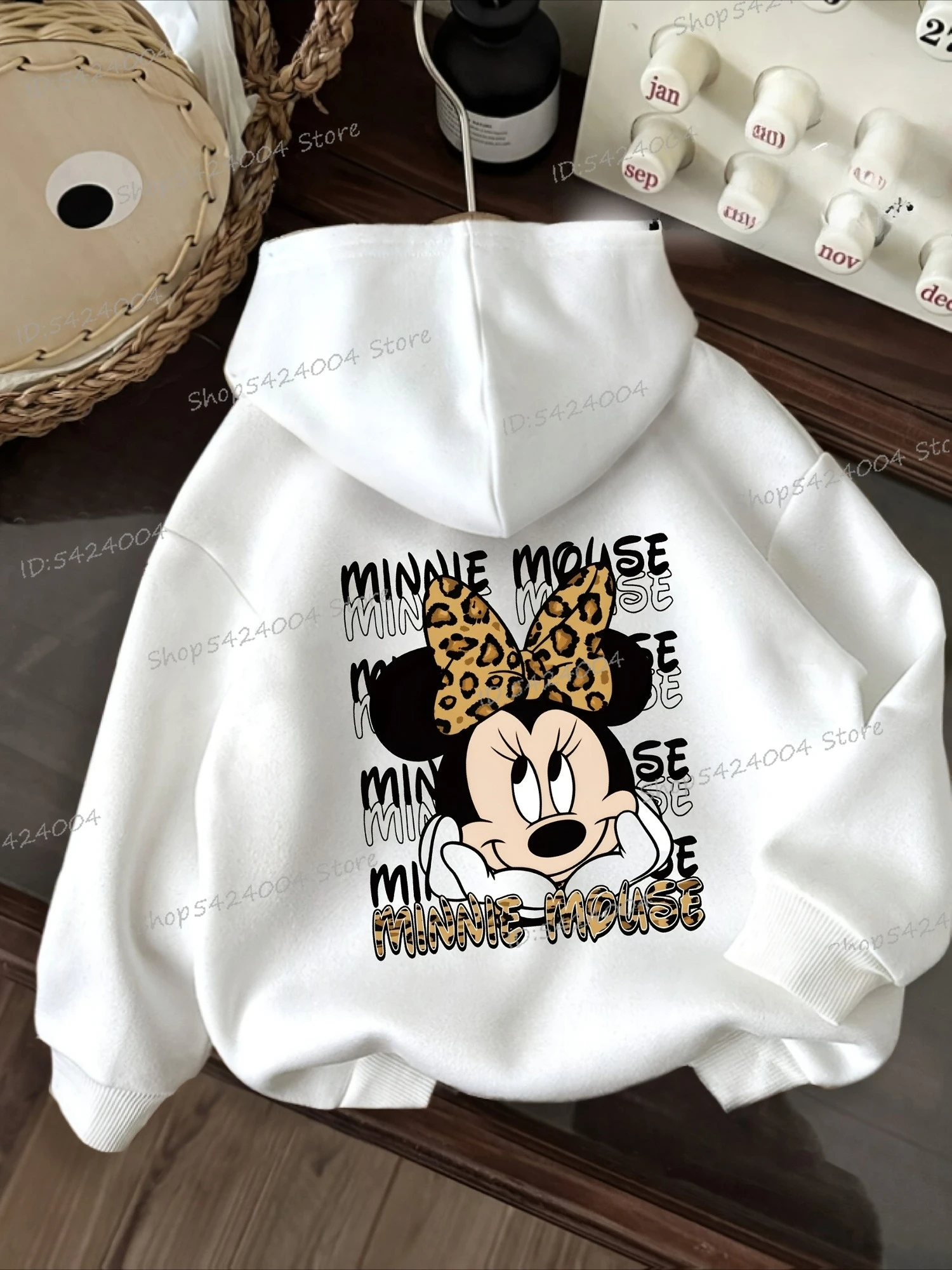 سترة نسائية بغطاء للرأس مطبوعة برسومات ميني ماوس باللون الأسود مع تصميم نص على شكل فيونكة ذهبية على شكل فيونكة الفهد، سترة نسائية بأكمام طويلة كرتونية