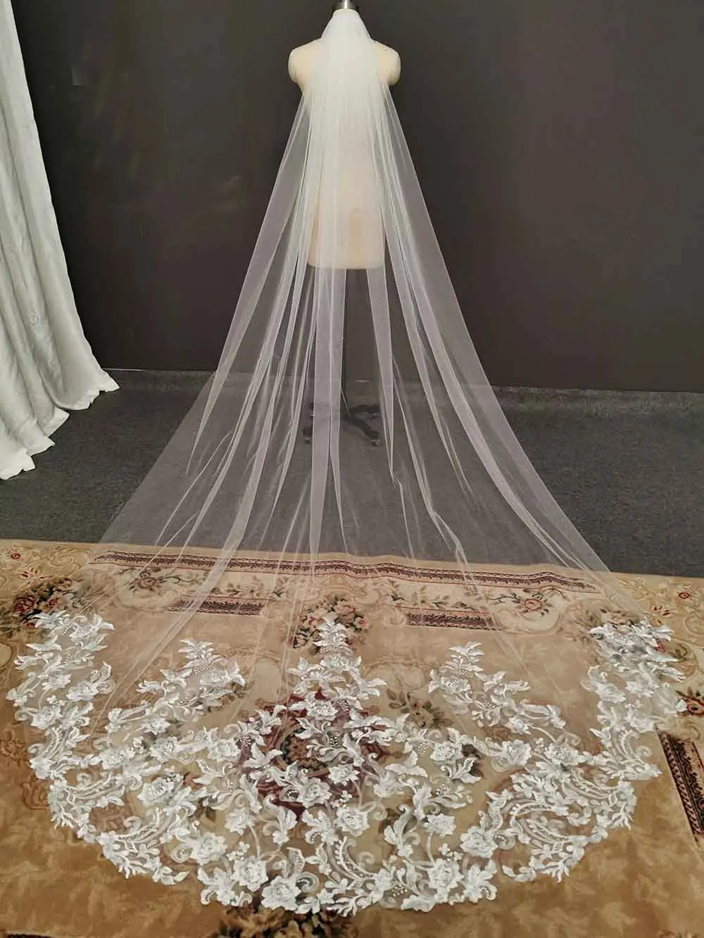 Elegant Lace Wedding Veil 3 Meters Long 1 Tier Bridal Veil with Comb Real Photos Veil for Bride Wedding Accessories