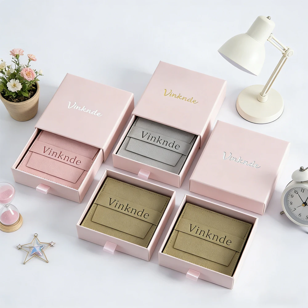 

Custom Logo 8x8x2.5cm Paper Drawer Box With Sponge Rings Earrings Necklace Package Boxes Microfiber Velvet Bag Flap Dust Pouches