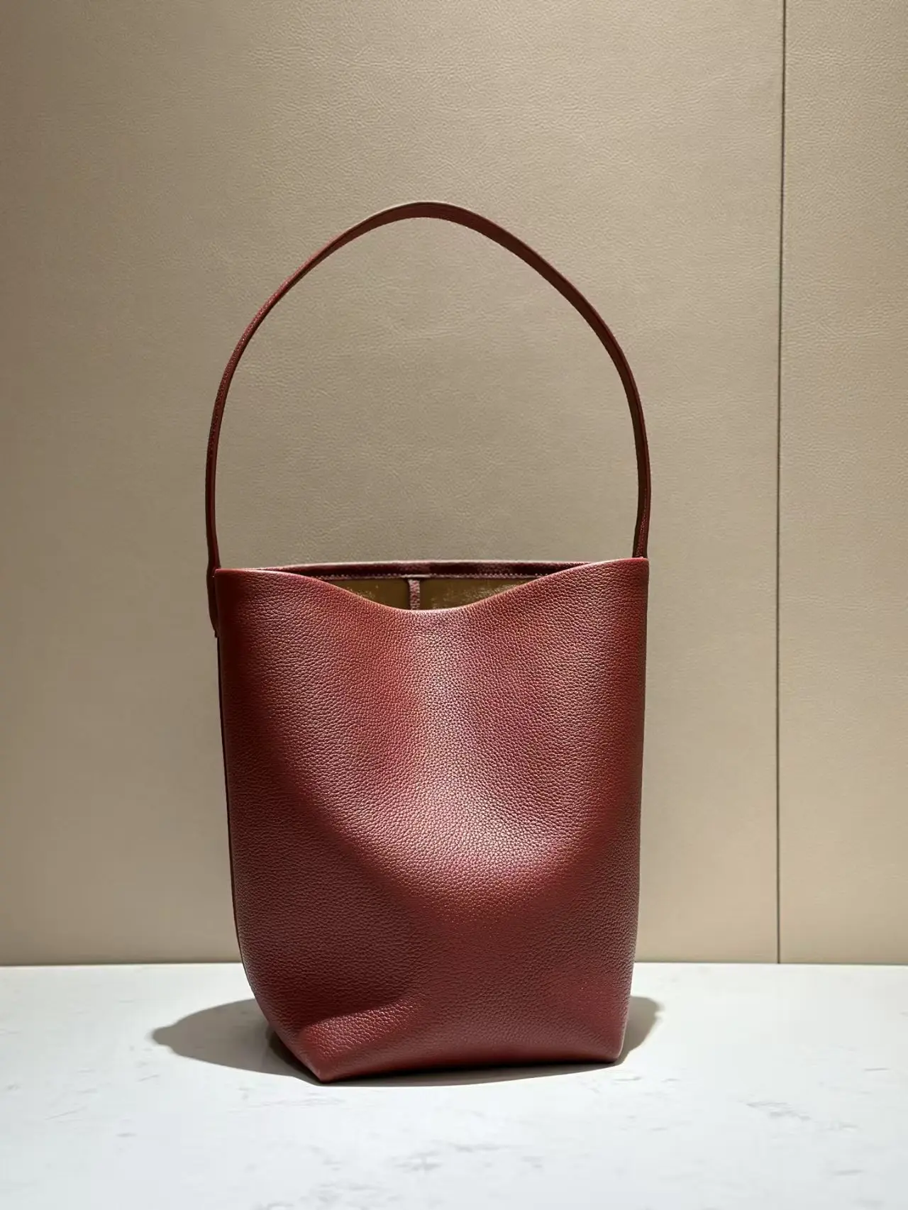 High Quality Classic Water Bucket Bag Lychee Patterned Top Layer Cowhide Shoulder Bag Women's Commuting Bag Large capacity