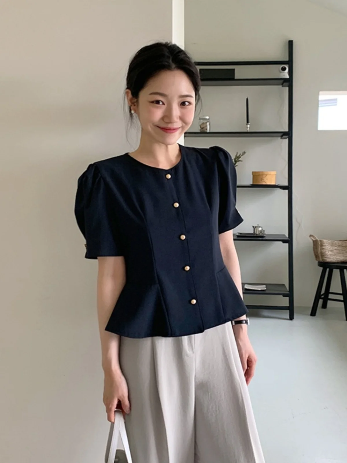 Elegancka damska sukienka w stylu vintage, delikatna, z pojedynczym guzikiem, bufiaste rękawy, podkreślona w talii, o długości midi, z kwiatowym wykończeniem.