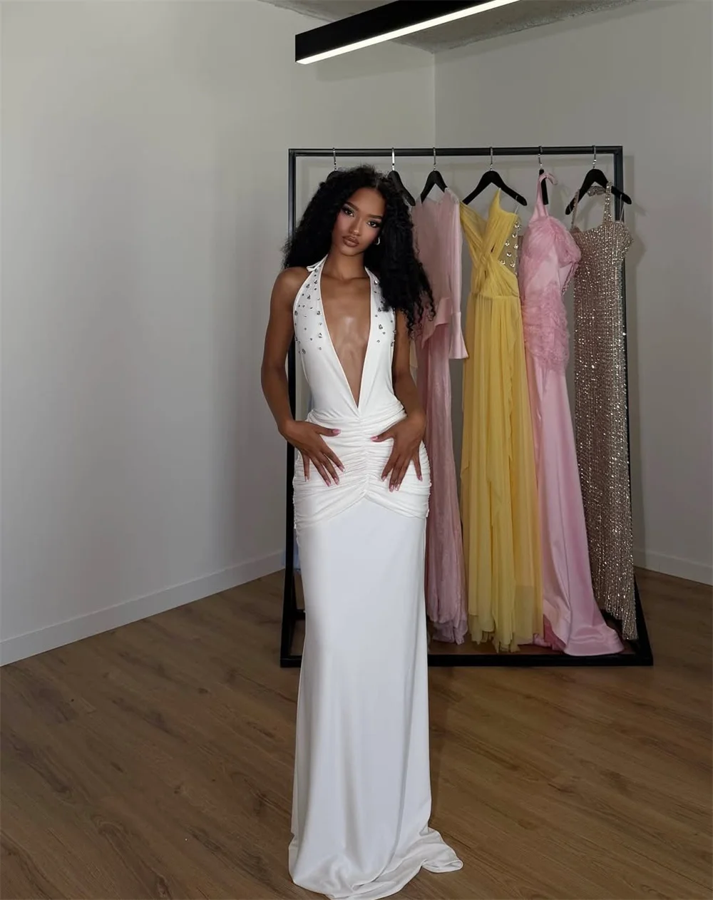 Mila-vestidos de graduación con cuello Halter y pliegues sin espalda, vestidos de noche formales personalizados blancos hasta el suelo sin mangas, vestidos de gala 2025