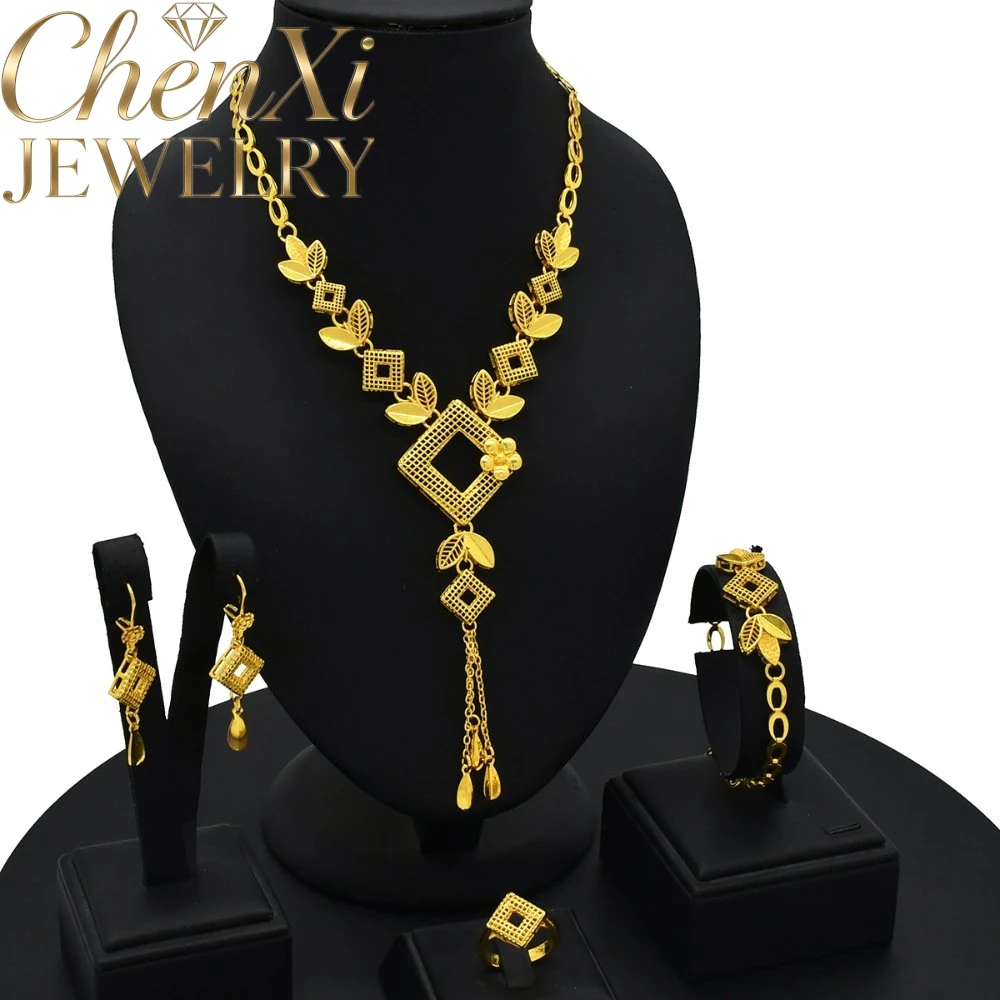 

Alluvial Gold Three-Dimensional Hollow-Out Necklace Elegant Charms Standout Piece High-End Keepsake Exquisite Young Luxury Gift