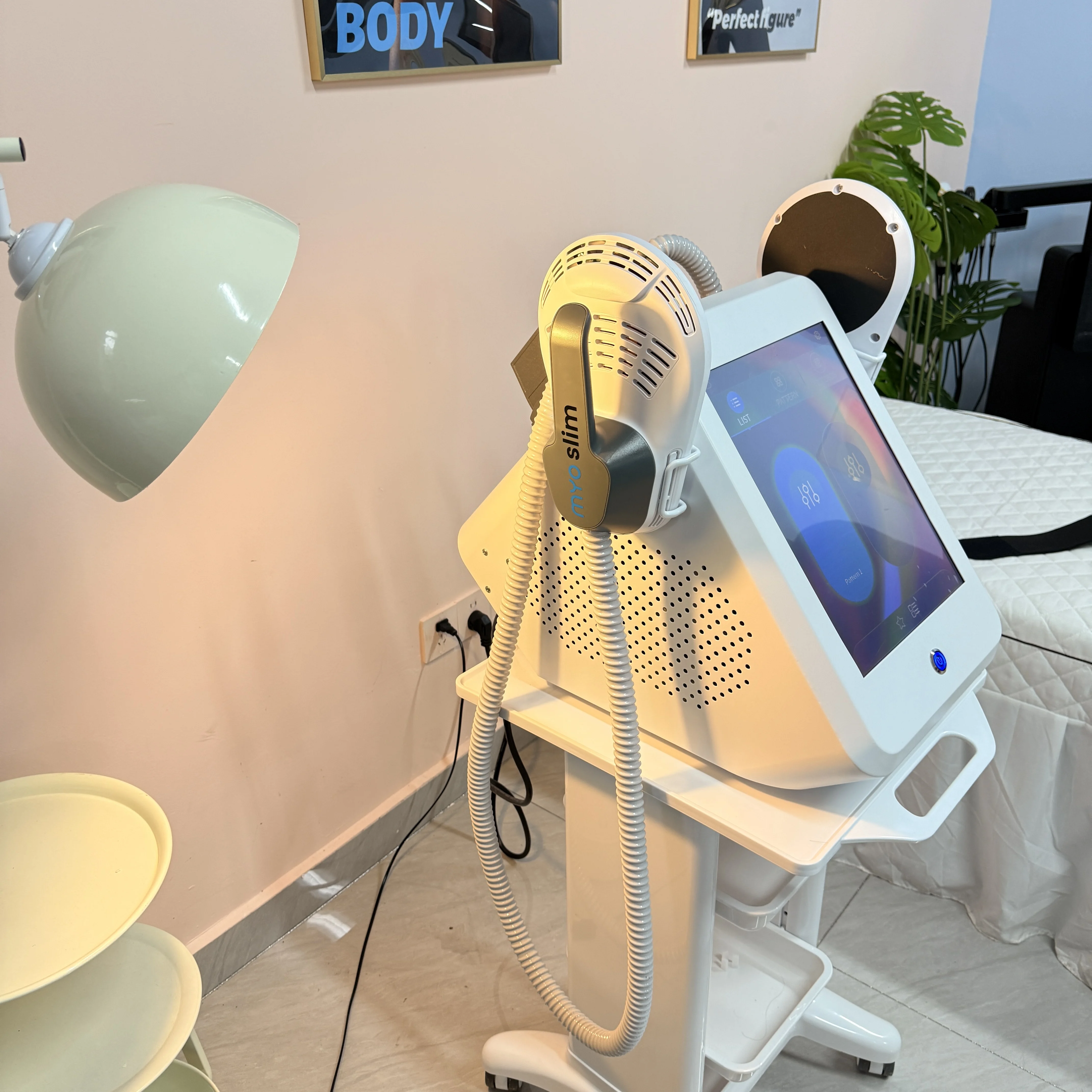 

MYOslim Neo RF Электромагнитный HI-EMT EMS Скульптура тела Стимулирование мышц Удаление жира Схудение тела Сборка мышц EMS Машина