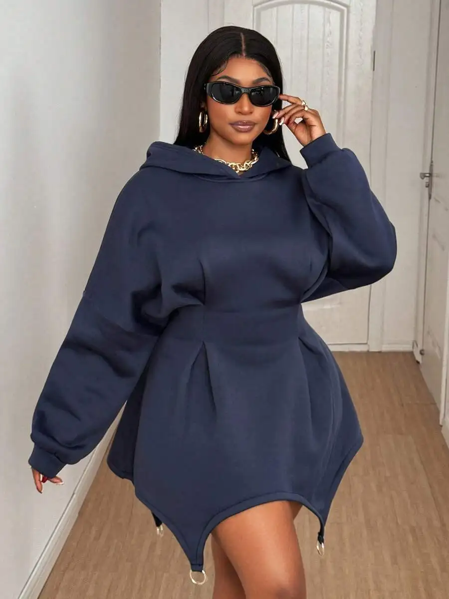 

Женское платье-толстовка оверсайз с капюшоном, волнистым подолом и металлическими кольцами, темно-синее