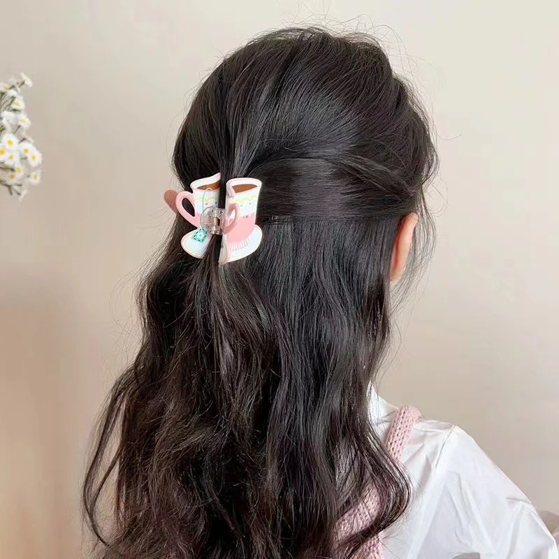 Clip per squalo con tazza con stampa di fiori dolci per donne e ragazze. Fermaglio per capelli a forma di tazza di caffè carino. Accessori per capelli versatili alla moda