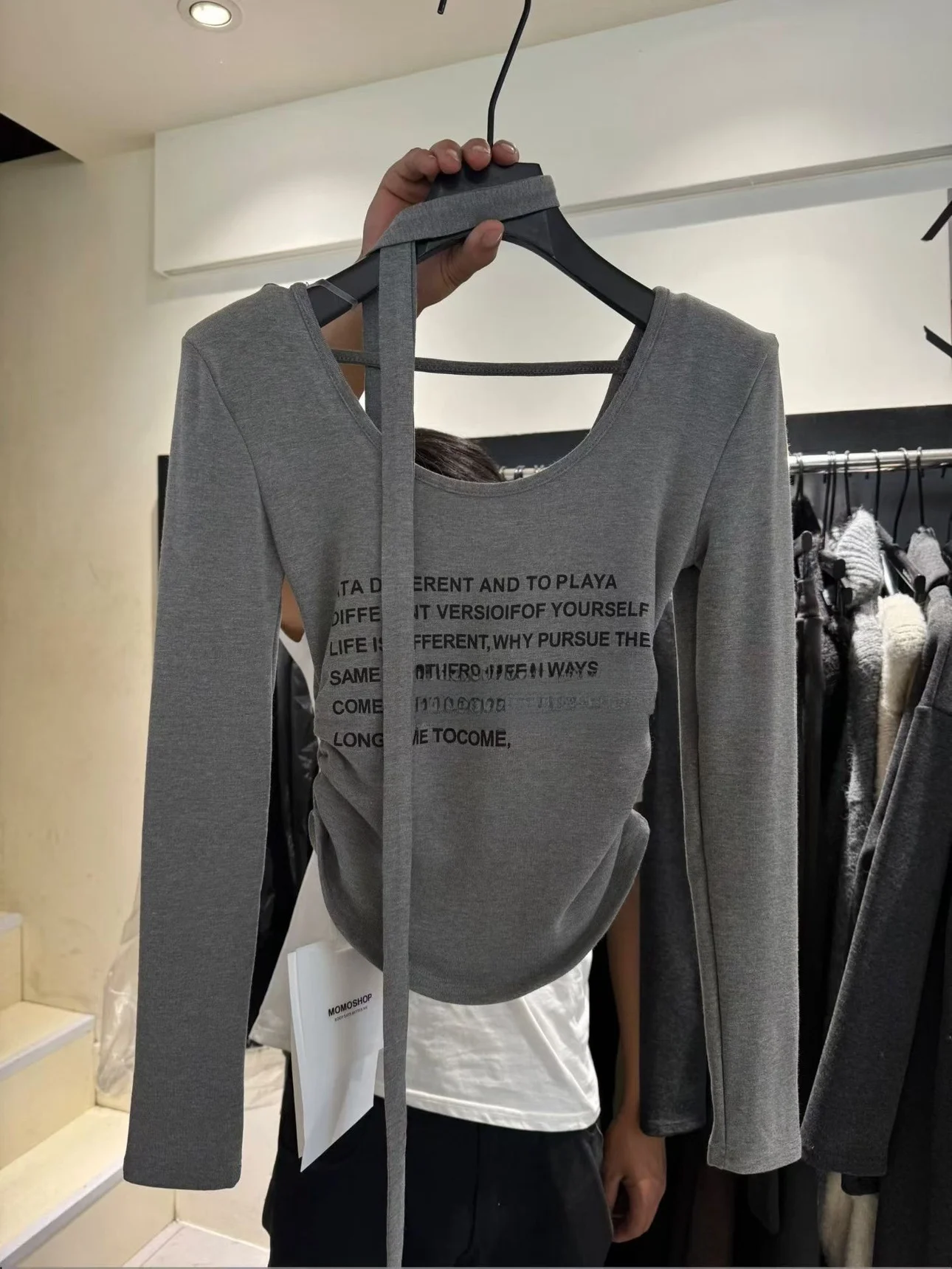 تي شيرت نسائي شتاء 2025 بقصة ضيقة طويلة Sve بتصميم كوري مطبوع عليه حروف علوية قطنية ناعمة ومريحة U-Ne