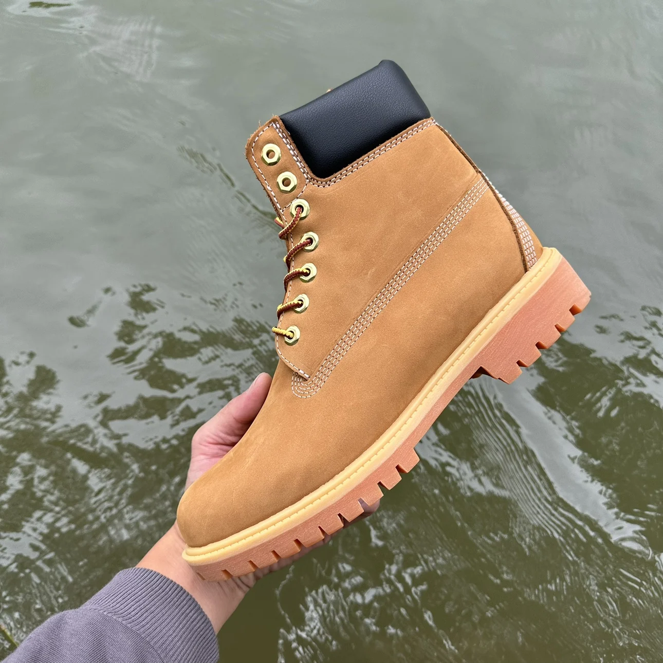 

Unisex Hiking Boots Comfortable and versatile outdoor footwear for men and women, suitable for hiking, walking and trekking.