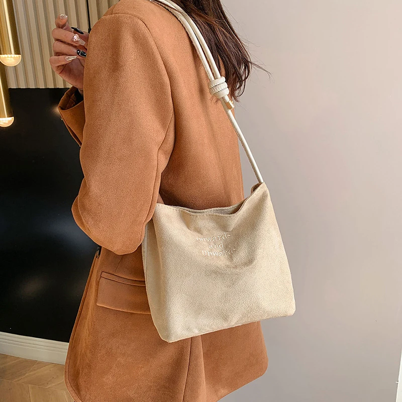 Damen-Handtasche aus Wildleder mit großer Kapazität und Buchstabenmuster, magnetische Schnalle, Samt, PU-Unterarmtasche im Retro-koreanischen Stil – Detail 8