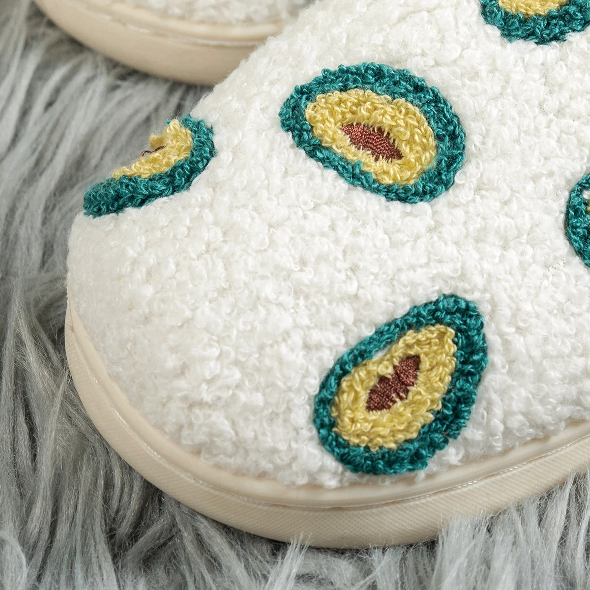 شباشب بناتي كاجوال لغرفة النوم شتوية لطيفة بنمط الأفوكادو داخلي مريح دافئ ناعم مثير للاهتمام من القطيفة الفاكهة أحذية منزلية للنساء