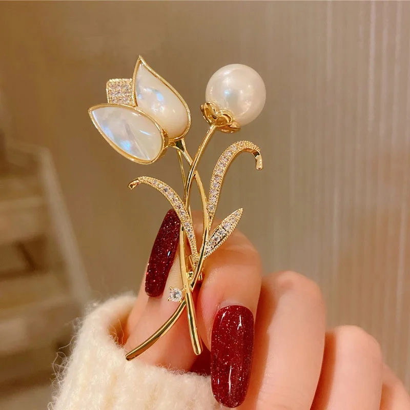 New Copper Micro-encrusted Zirconia Corsage Natural Shell Tulip Simple Versatile Brooch Anti-glow Buckle Clothing Accessories