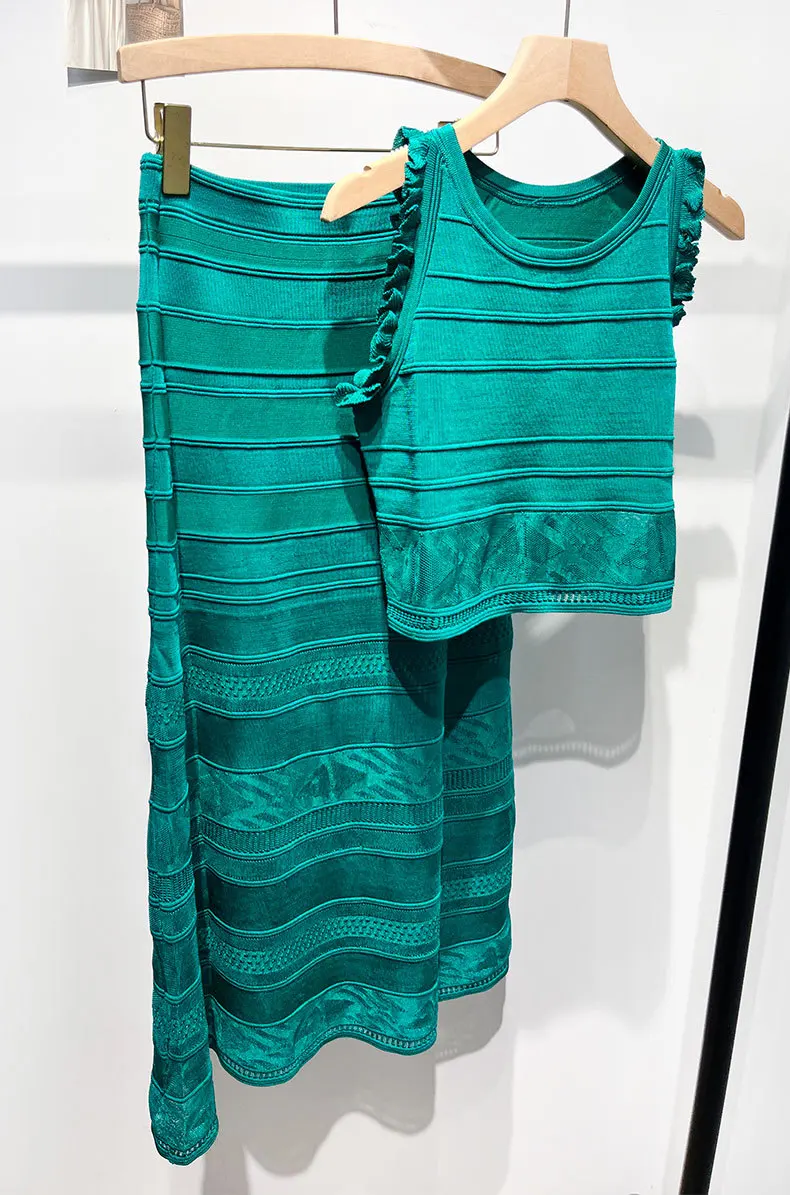 

Женский модный комплект с полосатыми вставками: зеленый вязаный топ без рукавов с круглым вырезом + юбка миди А-силуэта