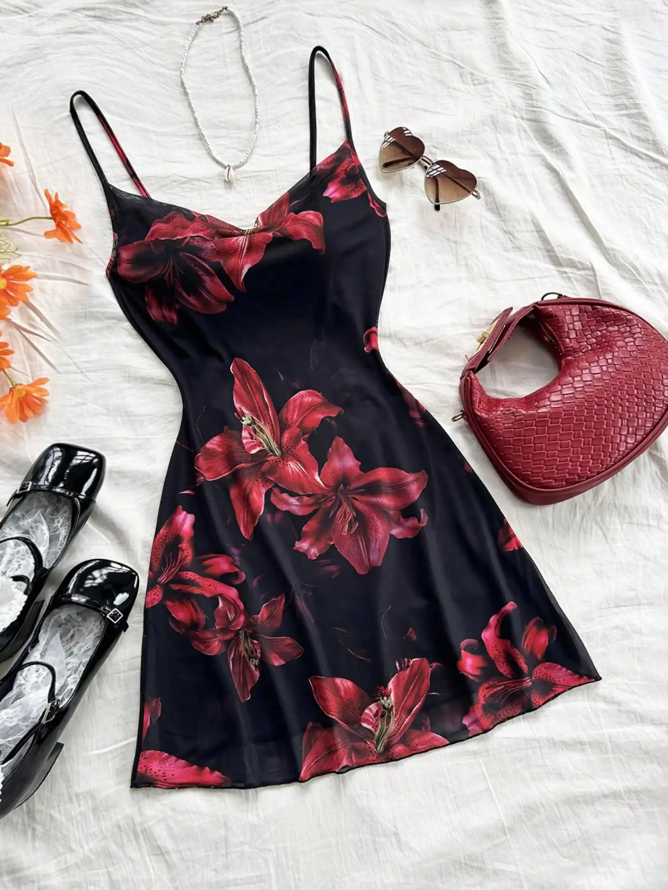 

Женское черно-красное мини-платье с цветочным принтом, на тонких бретелях и драпированным вырезом