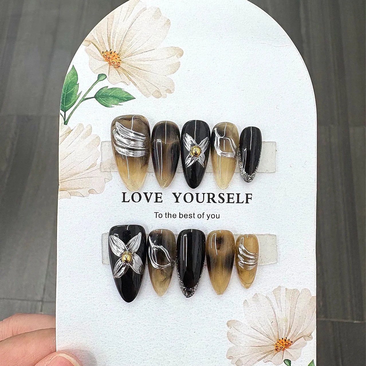 

Almond Hand-Painted Amber Smudged Metallic Style European and American Maillard Fashion Manicure (7771)