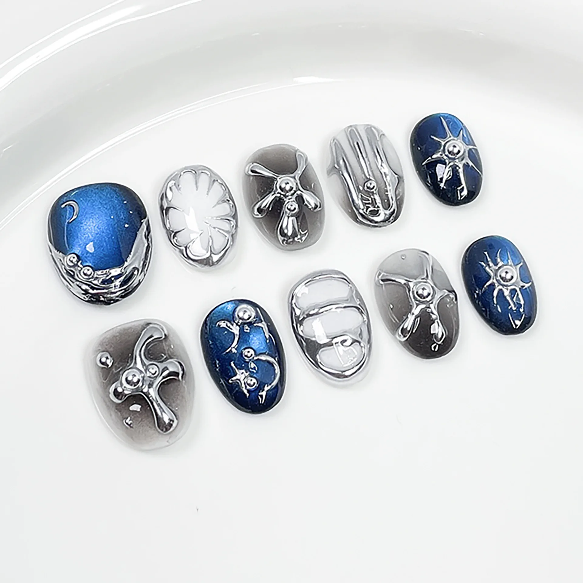 10Pcs Round Reusable Handmade Press on Nails Blue Black Cat's Eye Smudge Fake Nails 3D Irregular Gilded Silver Design Fingernail