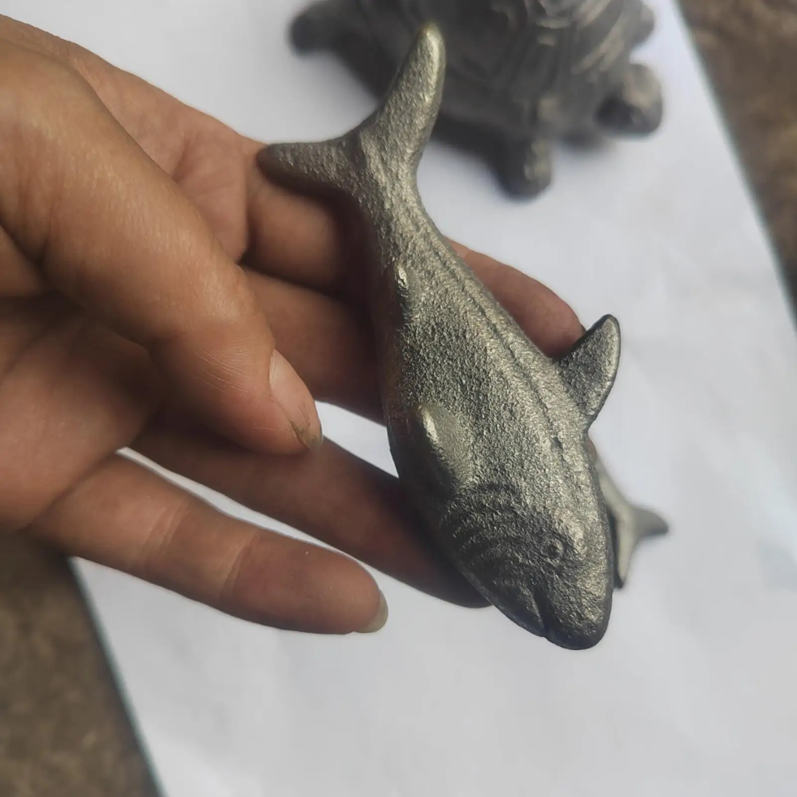 Iron Fish Retro Shark-Shaped Home Decor Reusable Industrial Sea Art Piece for Entryway Kitchen Counter Living Room Study Room