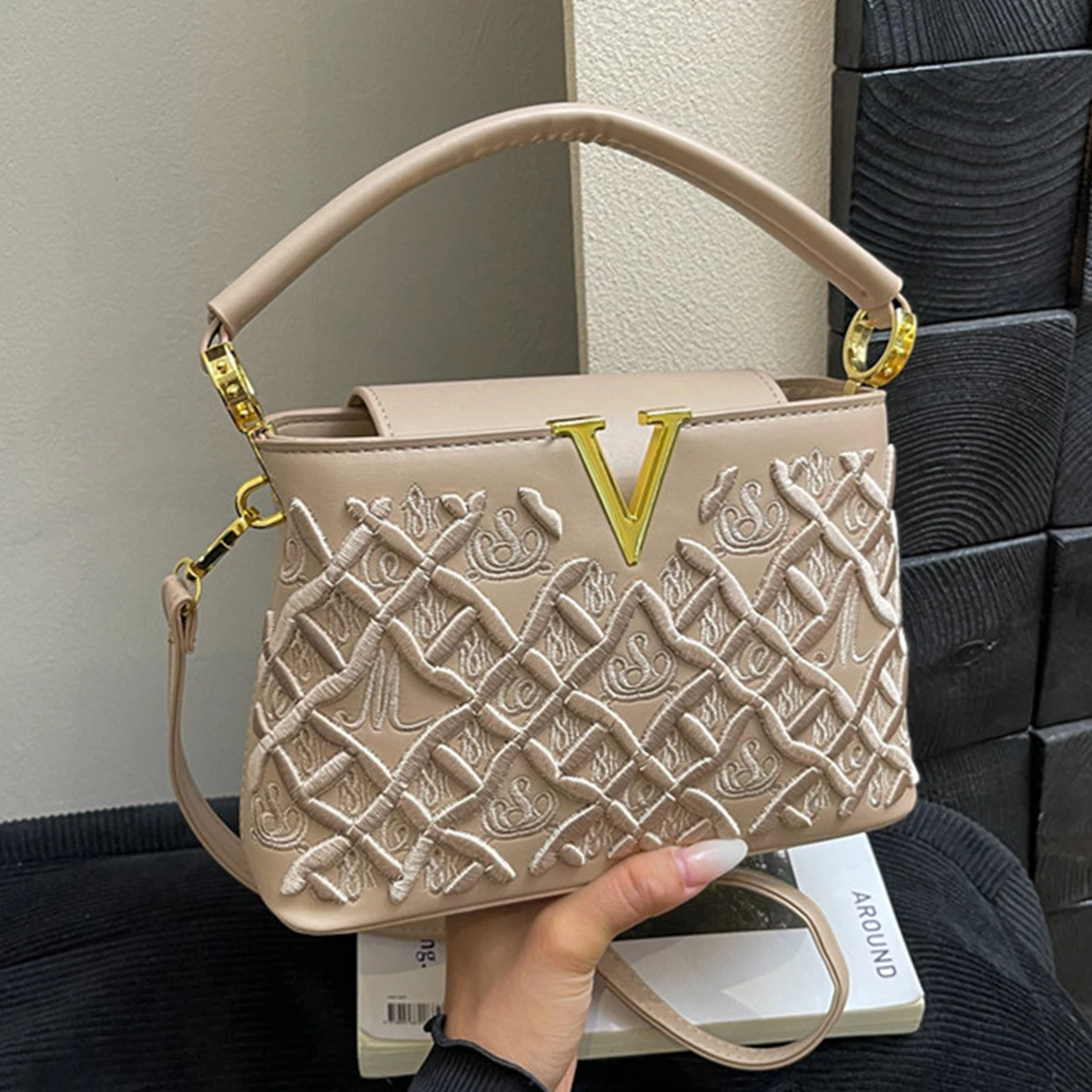 Women Light Luxury Argyle Embroidery Shoulder Bag Embroidered VMetal Accent Large Capacity PU Magnetic Adjustable Strap Shopping