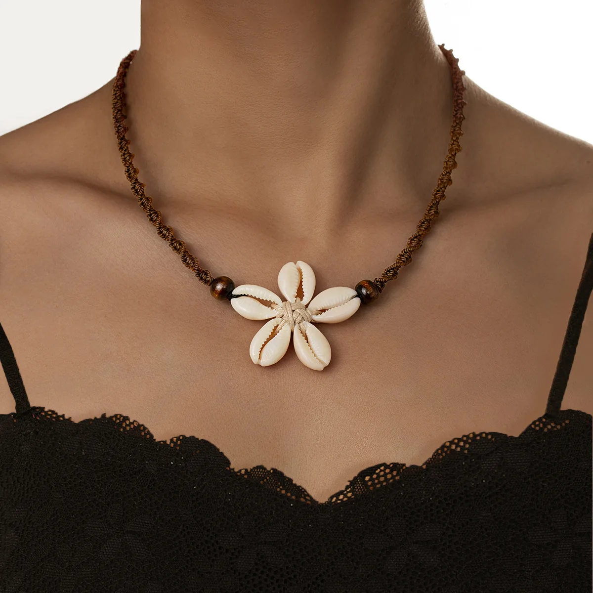 Bohemian Style Geometric Woven Shell Choker Necklace Adjustable Clavicle Chain Short Necklace for Beach Party Jewelry