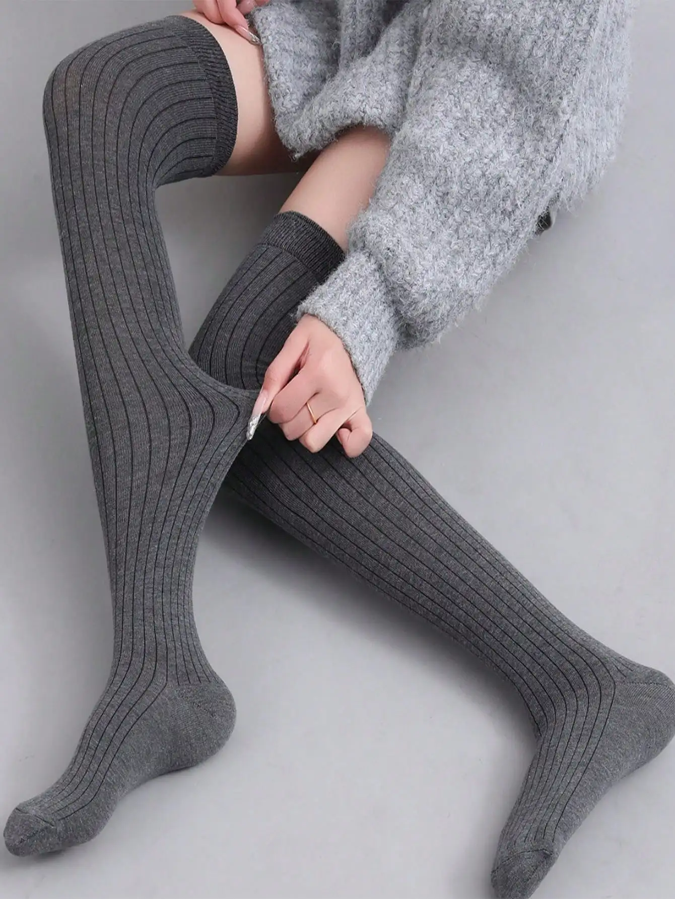 

Пара сексуальных женских гольфов в вертикальную полоску.