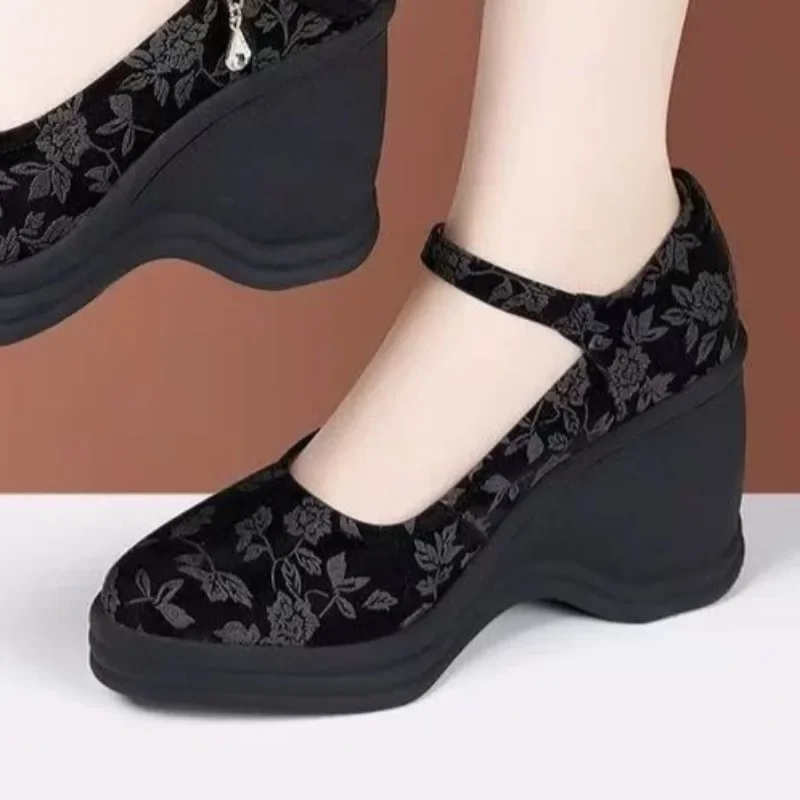 女性のウェッジシューズ 2025 バックルストラップ女性のハイヒールファッション印刷浅い靴女性レトロヒール女性 Zapatos Mujer